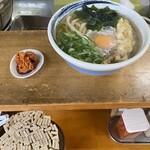 Tempura Udon - お冷を取りに行っ戻るともう出来てました（笑）キムチのサービスは必要ないかな〜。