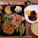 ヴィータダイニングソリスグラーティア - プレート一番上の真ん中のカルツォーネの中身がホワイトソース入りでこれも美味しい。