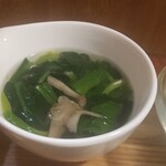 キッチン ブルー グローブ - ほうれん草と気のスープ