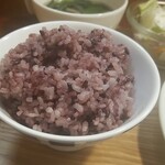 キッチン ブルー グローブ - 黒米大盛りのアップ