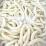 有限会社かいだ食品 - うどんを茹でてます。   どんどん太く量が増える〜！