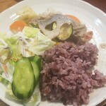 キッチン ブルー グローブ - ご飯、サラダ、お新香を乗せて