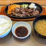 やよい軒 - ブラックアンガスビーフのカットステーキ定食