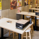 浜焼ボーイと串カツガール - 店内テーブル席
