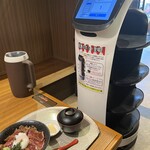 よかよか亭あか牛館 - ロボットがサーブ