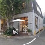 Aux magnifique - 店先には椅子とテーブルもご利用いただけます