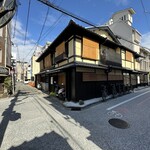 京趣味 菱岩 - 菱岩・右手はすぐ花見小路