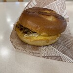 サンエトワール  - コレが、お好み焼きIN広島バーガーだぁ〜٩( ᐛ )و