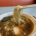 らあめん花月嵐 - やや白っぽい中細縮れ麺。