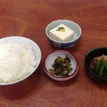 おふくろの味 みむろ - 今年初の鰯フライ。まずはご飯と小鉢が３つ。しまったおみそ汁、撮影し損ねた！