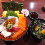 四季食菜　安田 -  〔ランチ〕海鮮丼（￥800）。真ん中の旨辛タレ、鮭のルイベ、海苔が個性的