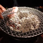 Sumibiyakiniku Junchan - 牛脂を塗ります。