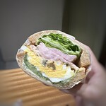 Park South Sandwich - ＊ローストポークは厚みがあるので旨味を感じますね。 明太子と高菜を組み合わせてあるのが、博多ぽい。(^◇^;) 明太子の味わいは軽めでしたけれど、全体としては美味しいサンド。 ボリュームもタップリでモーニングと言うより、ブランチです。