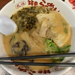 九州 筑豊ラーメン 山小屋 - キクラゲ、メンマ、極薄チャーシューの他、辛し高菜入り。
