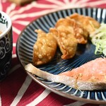 たきたて弁当 - 餃子と鮭を単品で注文して合計380円(安い！)。付け合わせのキャベツの千切りも添えて皿に盛ると立派におかず。左の納豆は、この店で買ったものではありません。