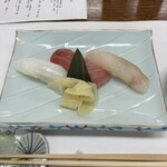 よし町 - 食事（江戸前寿司）。黒烏賊、バチ鮪、平目昆布〆。