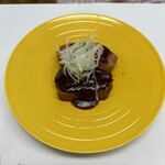 よし町 - 合鴨ロース。特製ソースがかかっています。