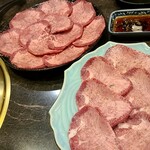 炭火焼肉徳重 - 上塩タン(手前)　塩タン(奥)