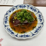 よし町 - 造り（メジ鮪）、黄身醤油とともにいただきます。