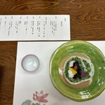 よし町 - お品書きと前菜（よし町特製酢の物）