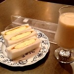 ニューワールド - たまごサンドとミックスジュース