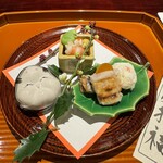 割烹 西むら - 八寸　熱々自家製からすみの焼き餅　松葉蟹と蟹味噌の握り　鰯紅梅煮　車海老　ひよこ豆　そら豆　天然フグのぬた風