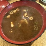 六鮮 - 魚あらの赤出汁(450円)。良い出汁が出てます