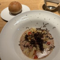 マンサルヴァ - パスタ①ニョケッテイディサルディ　うずら豆　黒トリュフ　奥にあるのがパーラー江古田のパン