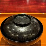 割烹 西むら - 蓋の内側に金箔の梅が隠れた漆器