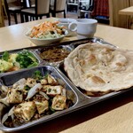 インド・ネパール料理 ライノ - パニール塩＆胡椒セット。主食はパラタ