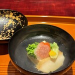 割烹 西むら - 焼きフグヒレのお出汁　蒸し鮑　蕗のとうの苦味が良いアクセント　香り高いお椀