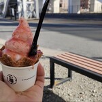 HIGASHIDA FARM STRAWBERRY - ソフトクリームのいちごソース掛け、350+50円。