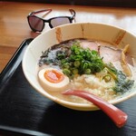 らーめん亭 楽呑亭 日向 - ドロドロ焦がしニンニク(？)の大盛、1100+30円。