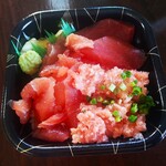 海鮮丼屋 海の和 - マグロ赤身、中落ち、ネギトロが一杯乗っています。