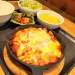KOREAN DINING LEE - タッカルビ定（チーズ、トッピング）。旨い!!