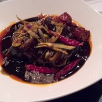 御膳房 六本木店 - 角煮のマーラー風味、角煮アップ。よく煮込まれて柔らかい角煮をピリ辛ソースが引き立てる逸品！