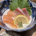 Domburi Izakaya Kisuimaru - この日の刺身はブリとサーモン。