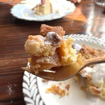 ダッチカフェ・キューピッド・アンド・コットン - 自家製カラメルと旬の完熟ラ･フランスの芳醇な美味しさに、香ばしいザクザクタルトの食感のアクセントが最高に美味しい