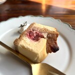 ダッチカフェ・キューピッド・アンド・コットン - ホワイトチョコと苺のチーズケーキ