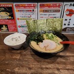 Hassashiya - とんこつラーメンと、サービスライス。