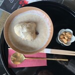 甘納豆かわむら - お芋のお汁粉。燻したカシューナッツつき。