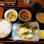 旬菜ゆらり - 令和6年2月 ランチタイム(11:30〜14:00)
本日のきまぐれランチ 税込600円
チキンソテータルタルソース、小鉢2種、ご飯、みそ汁、漬けもの