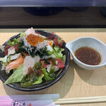 Sushizammai - ざんまいサラダ７０４円。赤身、サーモン、カジキ、白身、イカ、いくらと具沢山。野菜も新鮮で、とても美味しくいただきました（╹◡╹）