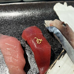 Sushizammai - づけ４３７円、中とろ５４７円、〆さば２７２円。こちらのづけ鮪をとても気に入っています。甘からず辛からずのづけ醤油が、赤身の酸味と調和しています。