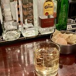 DARTS Bar BULL - 梅酒ロックとポテチ