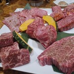 焼肉ホルモン まつとよ苑 - 贅沢な肉の厚切り！