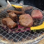 焼肉ホルモン まつとよ苑 - 炭火の遠赤効果は　旨味倍増！