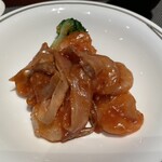 中国飯店 琥珀宮 - 海老とゴボウのチリソース
