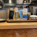 中華蕎麦 とみ田 - 卓上の調味料