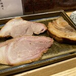 中華蕎麦 とみ田 - 本格吊るし直火焼き焼豚（左）と王道の煮豚